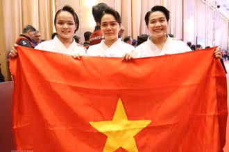 3 nữ vận động viên Đội tuyển Karate Việt Nam (Lưu Thị Thu Uyên, Nguyễn Ngọc Trâm, Nguyễn Thị Phương) giành Huy chương Vàng nội dung Kata đồng đội nữ. (Ảnh: TTXVN)