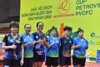 Các vận động viên TP Hồ Chí Minh 1 ăn mừng chiến thắng vô địch nội dung đồng đội nữ. 
