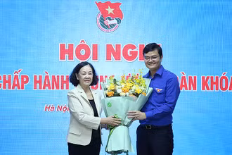Đồng chí Trương Thị Mai tặng hoa chúc mừng tân Bí thư thứ nhất Trung ương Đoàn Thanh niên Cộng sản Hồ Chí Minh Bùi Quang Huy.