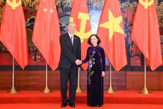 Thường trực Ban Bí thư Trương Thị Mai làm việc với Ủy viên Thường vụ Bộ Chính trị, Bí thư Ban Bí thư, Chánh Văn phòng Trung ương Đảng Cộng sản Trung Quốc Thái Kỳ. (Ảnh: Duy Linh)