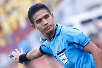 Trọng tài Muhammad Nazmi Bin Nasaruddin. (Ảnh: FIFA)