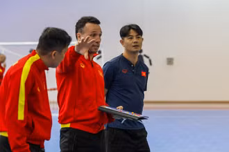 Huấn luyện viên trưởng Diego Giustozzi liên tục đưa ra những chỉ dẫn với đội tuyển futsal Việt Nam. (Ảnh: VFF)
