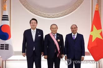HLV Park Hang-seo nhận Huân chương vì sự nghiệp ngoại giao Hàn Quốc. (Ảnh: YonhapNews)