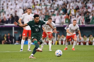 Salem Al Dawsari đá hỏng quả phạt 11m quý giá của Saudi Arabia. (Ảnh: Reuters)