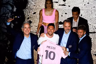 Messi nhận chiếc áo thi đấu số 10 từ Jorge Mas, Jose Mas và cựu cầu thủ David Beckham - 3 chủ sở hữu của CLB Inter Miami. (Ảnh: Reuters)