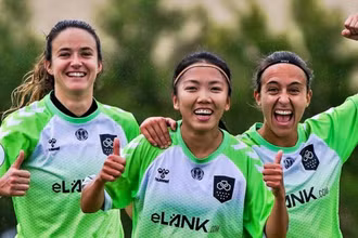Huỳnh Như ăn mừng chiến thắng cùng các đồng đội. (Ảnh: Lank FC)