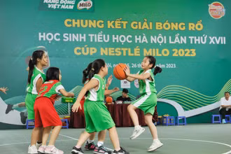 Các đội bóng nữ tranh tài quyết liệt. 