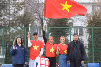 Các cổ động viên Việt Nam tại Tashkent (Uzbekistan) tới cổ vũ trận đấu tập giữa đội tuyển U20 nữ Việt Nam gặp U20 nữ Uzbekistan. (Ảnh: VFF)