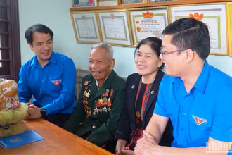Bí thư Trung ương Đoàn Ngô Văn Cương thăm, tặng quà cho gia đình Anh hùng lực lượng vũ trang Nhân dân Hồ Vai.