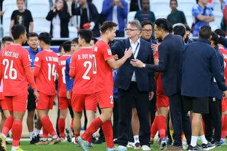 Huấn luyện viên Philippe Troussier động viên các cầu thủ sau trận đấu. (Ảnh: VFF)