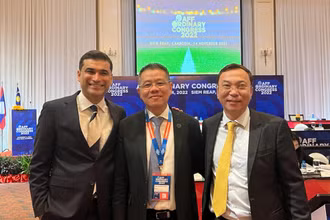 Chủ tịch VFF Trần Quốc Tuấn và Tướng Khiev Sameth - Chủ tịch AFF (giữa) cùng Phó Tổng Thư ký AFC Vahid Kardany (ngoài cùng bên trái). (Ảnh: VFF)