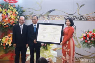 Phó Giáo sư, Tiến sĩ Lê Ngọc Quỳnh Lam (bên phải) trao Giấy chứng nhận kiểm định chất lượng giáo dục cho lãnh đạo Trường đại học Thủ Dầu Một. 