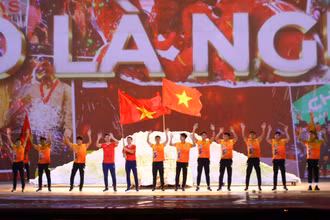 Các cầu thủ câu lạc bộ bóng đá Hà Nội trên sân khấu chương trình. 