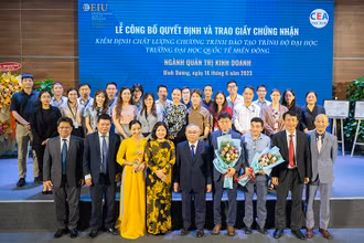 Đoàn Đánh giá ngoài thuộc Trung tâm Kiểm định chất lượng giáo dục Đại học Quốc gia Thành phố Hồ Chí Minh chụp ảnh lưu niệm cùng tập thể EIU.