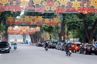 Trang trí đèn trên phố Điện Biên Phủ, quận Ba Đình, Hà Nội. (Ảnh: Phạm Hùng)