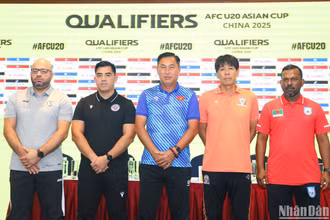 Huấn luyện viên của 5 đội tham dự bảng A Vòng loại U20 châu Á 2025, diễn ra tại TP Hải Phòng. (Ảnh: SƠN TÙNG)