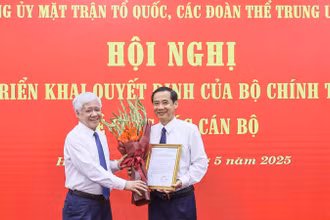 Đồng chí Đỗ Văn Chiến (bên trái) trao Quyết định, tặng hoa chúc mừng Phó Bí thư Đảng ủy Mặt trận Tổ quốc, các đoàn thể Trung ương nhiệm kỳ 2020-2025 Nguyễn Thái Học.