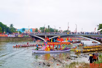 Những chiếc cầu là khán đài chật cứng người đến cổ vũ cho lễ hội đua thuyền truyền thống mừng Tết Độc lập. 