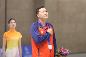 Xạ thủ Ngô Hữu Vương cùng tấm Huy chương Bạc. (Ảnh: Việt Anh)