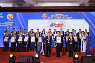 Trao chứng nhận cho 519 doanh nghiệp đạt nhãn hiệu hàng Việt Nam chất lượng cao năm 2023.
