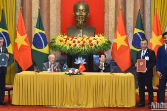 Chủ tịch nước Lương Cường và Tổng thống Luiz Inácio Lula da Silva chứng kiến lễ trao văn kiện hợp tác giữa VFF và CBF. (Ảnh: THỦY NGUYÊN)