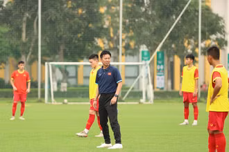 HLV Hoàng Anh Tuấn cùng các học trò trên sân tập. (Ảnh: VFF)