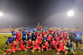 Niềm vui của thầy trò huấn luyện viên Cristiano Roland sau chiến thắng 1-0 trước đối thủ mạnh U16 Nhật Bản. (Ảnh: VFF)