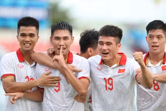 Đinh Xuân Tiến (số 9) ăn mừng cùng các đồng đội sau khi nâng tỷ số lên 3-1. (Ảnh: Thụy An)