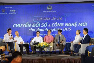 Các chuyên gia về kinh tế, bất động sản, công nghệ cùng lãnh đạo các doanh nghiệp thảo luận về sự cấp thiết của chuyển đổi số trong bất động sản. 