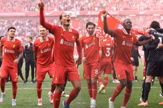 Đội trưởng Virgil van Dijk ăn mừng cùng các đồng đội sau khi trọng tài thổi còi kết thúc trận đấu. (Ảnh: Liverpool FC)