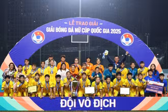 Các cô gái TP Hồ Chí Minh nâng cao chiếc cúp vô địch Cúp Quốc gia nữ 2025. (Ảnh: VFF)