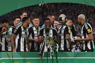 Các cầu thủ Newcastle cùng cúp vô địch Carabao Cup 2024/25. (Ảnh: Newcastle)