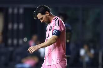 Messi thất vọng sau trận đấu. (Ảnh: Goal)