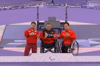 Lực sĩ Lê Văn Công trên bục nhận Huy chương Đồng Paralympic 2024. 