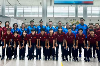Các thành viên đội tuyển futsal nữ Việt Nam hứng khởi trước giờ khởi hành. (Ảnh: VFF)