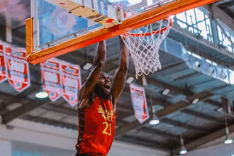 Alonzo stafford úp rổ thành công. 