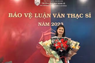 Nữ vận động viên/huấn luyện viên Phạm Thị Kim Huệ tại Lễ bảo vệ luận văn thạc sĩ, hôm 19/9. (Ảnh: Nhân vật cung cấp)