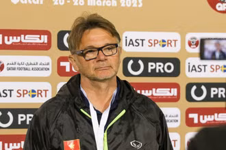 HLV Philippe Troussier trả lời phỏng vấn sau trận đấu rạng sáng 23/3. (Ảnh: VFF)