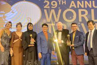 Ông Graham Cooke - Chủ tịch Hội đồng giải thưởng World Golf Awards 2022 trao cúp vinh danh cho đoàn Việt Nam. (Ảnh: Trịnh Thành)