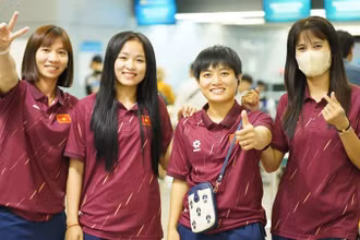 Các cô gái đội tuyển futsal Việt Nam hứng khởi trước giờ khởi hành. (Ảnh: VFF)