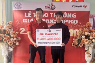 Anh N.Q.H (bên phải) nhận giải thưởng Max 3D Pro trị giá hơn 2,4 tỷ đồng.