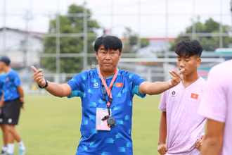 Huấn luyện viên Trần Minh Chiến hài lòng về kết quả thi đấu của các học trò. (Ảnh: VFF)
