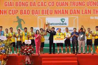 Đội bóng Tập đoàn Nhật Thành nâng cao chiếc cúp vô địch. 