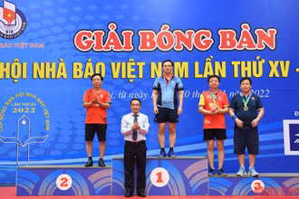 Vận động viên Ngô Việt Anh, Báo Nhân Dân nhận Huy chương Vàng nội dung đơn nam lãnh đạo. (Ảnh: THÀNH ĐẠT)