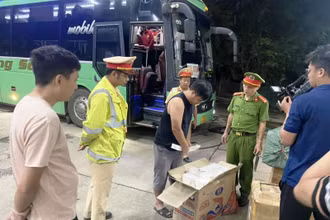 Phát hiện gần 10.000 bao thuốc lá nhãn hiệu Jet chứa trong các thùng giấy lớn. 