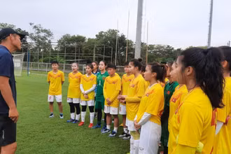 Các nữ tuyển thủ U18 Việt Nam trên sân tập. (Ảnh: VFF)
