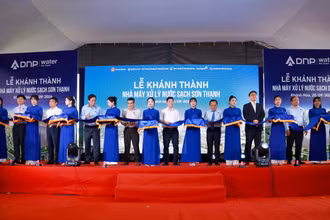 Các đại biểu cắt băng khánh thành Nhà máy xử lý nước sạch Sơn Thạnh.