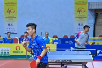 Lê Đình Đức ăn mừng chiến thắng trong trận đấu trước Đoàn Bá Tuấn Anh, đưa Hà Nội 1 lên ngôi vô địch đồng đội nam.