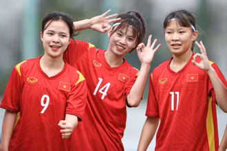 Các tuyển thủ U17 Việt Nam hứng khởi trên sân tập. (Ảnh: VFF)