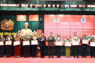 Đại diện lãnh đạo Bộ Công an, Trung ương Hội Người cao tuổi Việt Nam trao Bằng khen của Bộ Công an tặng các cá nhân có thành tích xuất sắc trong phong trào toàn dân bảo vệ an ninh Tổ quốc giai đoạn 2016-2021.